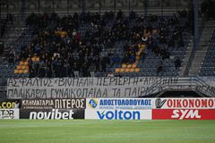 Το πανό των οπαδών του Αστέρα AKTOR για τα θύματα στο εργοστάσιο Βιολάντα και τους φίλους του ΠΑΟΚ