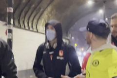 Ο Κόουλ Πάλμερ αρνήθηκε αυτόγραφο σε οπαδό με φανέλα μισή Άρσεναλ και μισή Τσέλσι και έγινε viral