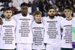 Συγκίνηση πριν τη σέντρα: Παναθηναϊκός και ΠΑΟΚ τίμησαν τους αδικοχαμένους οπαδούς στη Ρουμανία (pics)