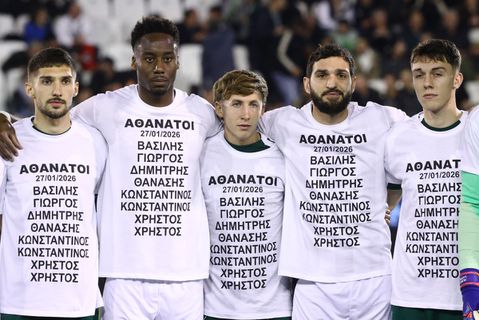 Συγκίνηση πριν τη σέντρα: Παναθηναϊκός και ΠΑΟΚ τίμησαν τους αδικοχαμένους οπαδούς στη Ρουμανία (pics)