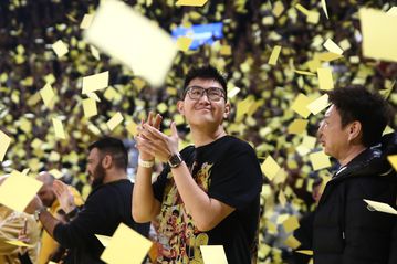 «Κιτρίνισε» το Αλεξάνδρειο - Η αντίδραση του Σιάο (vid)