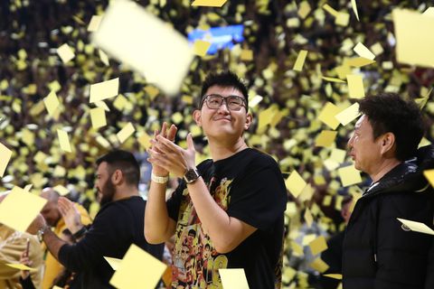 «Κιτρίνισε» το Αλεξάνδρειο - Η αντίδραση του Σιάο (vid)