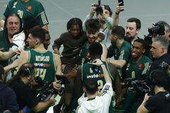 Η απίστευτη φωτογραφία με τον δακρυσμένο γιο του Γκραντ μετά το νικητήριο καλάθι του πατέρα του (pics)