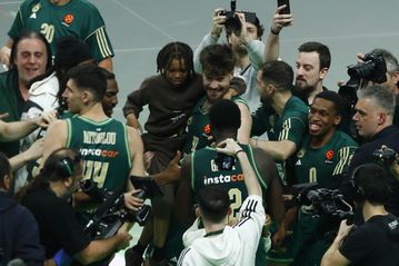 Η απίστευτη φωτογραφία με τον δακρυσμένο γιο του Γκραντ μετά το νικητήριο καλάθι του πατέρα του (pics)