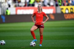 Ο Στέφανος Τσιτσιπάς χάρισε μία υπογεγραμμένη ρακέτα στην αγαπημένη ποδοσφαιρίστρια του αδερφού του