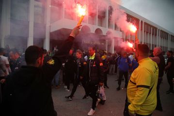 Χαμός στο αεροδρόμιο του Ηρακλείου στην υποδοχή της αποστολής της ΑΕΚ (vids)