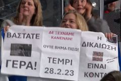 Σηκώθηκε πανό για τα Τέμπη στη Γλασκώβη