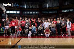 bwin - ΚΑΕ Ολυμπιακός: Μαζί στο παρκέ με τους οκτώ διαμένοντες της Στέγης Υποστηριζόμενης Διαβίωσης «Φωτεινή»