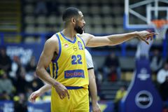 Σι Τζέι Χάρις: «Η μεγαλύτερη θυσία είναι να βρίσκεσαι μακριά από την οικογένειά σου»