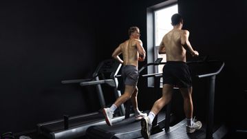 Cardio Πριν ή Μετά τα Βάρη; Οι Trainers Απαντούν στο Μεγάλο Fitness Δίλημμα