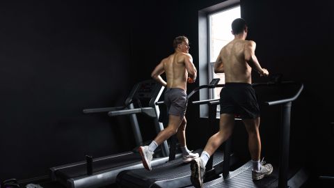 Cardio Πριν ή Μετά τα Βάρη; Οι Trainers Απαντούν στο Μεγάλο Fitness Δίλημμα