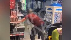 Έξαλλος επιβάτης τα «έσπασε» όλα στο αεροδρόμιο «Ελ. Βενιζέλος» - Τα έκανε.... γυαλιά καρφιά σε Duty Free, δείτε βίντεο