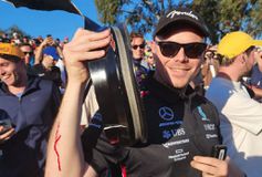 Θεατής χτύπησε στο χέρι και τη γλίτωσε η… αρραβωνιαστικιά του στο γκραν πρι της Αυστραλίας!