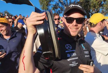 Θεατής χτύπησε στο χέρι και τη γλίτωσε η… αρραβωνιαστικιά του στο γκραν πρι της Αυστραλίας!