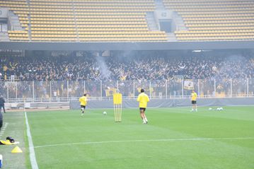 «Τρέλα» για το πρωτάθλημα από τον κόσμο της ΑΕΚ, στην τελευταία προπόνηση πριν το Φάληρο (vid)