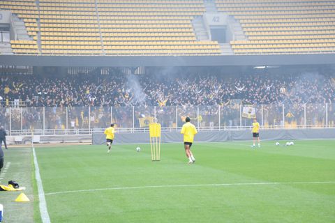 «Τρέλα» για το πρωτάθλημα από τον κόσμο της ΑΕΚ, στην τελευταία προπόνηση πριν το Φάληρο (vid)