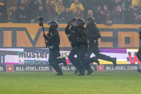 «Ντου» κουκουλοφόρων και διακοπή στο Ντιναμό Δρέσδης - Χέρτα Βερολίνου