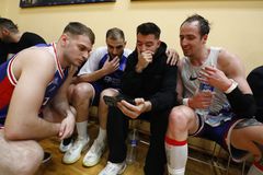 Η στιγμή που οι παίκτες της Δόξας Λευκάδας έβλεπαν στο κινητό το ματς του Βίκου και πανηγύρισαν την άνοδο! (vid, pics)