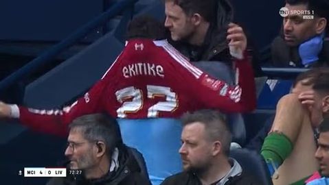 «Αχάμπαρος» Τσερκί-Φόρεσε στον πάγκο της Σίτι φανέλα της Λίβερπουλ που αντάλλαξε την ώρα του ματς! (pics)