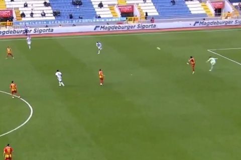 Αδιανόητο γκολ από τον Γιαννιώτη με την Κασίμπασα, που σκόραρε από την περιοχή του (vid)