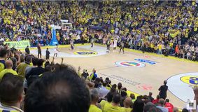 Το... πάγωμα του Μπαρτζώκα μέχρι να βεβαιωθεί πως μετράει το καλάθι του Σλούκα (vid)