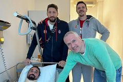 Οι πρώτες φωτογραφίες του Σβεντ από το νοσοκομείο μετά την επίθεση από χούλιγκαν