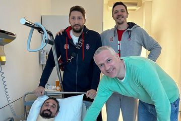 Οι πρώτες φωτογραφίες του Σβεντ από το νοσοκομείο μετά την επίθεση από χούλιγκαν