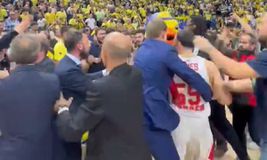 «Ταύρος» ο Μάικ Τζέιμς - Έκανε... ντου μόνος του στους οπαδούς, τον τραβούσαν άνθρωποι της Μονακό (vid)