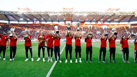 Παρέλασαν 15 κούπες στο «Γ. Καραϊσκάκης» - Αποθέωση από τον κόσμο του Ολυμπιακού (vids+pics)