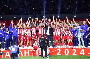 Σήκωσαν το 48ο παίκτες του Ολυμπιακού και Μαρινάκης - «Κάηκε» το «Γ. Καραϊσκάκης» (pics & vid)