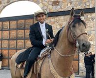 Ο Πινέδα έκλεψε τις εντυπώσεις φτάνοντας στον γάμο του πάνω σ' ένα άλογο (vid)