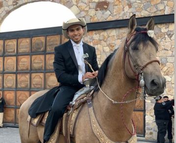 Ο Πινέδα έκλεψε τις εντυπώσεις φτάνοντας στον γάμο του πάνω σ' ένα άλογο (vid)