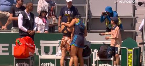 Απίστευτο: Τενίστρια χτύπησε ball girl με το μπαλάκι και αποκλείστηκε από το διπλό του Roland Garros (vid)