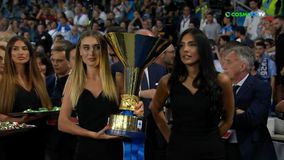 Η κούπα κατέφθασε στον αγωνιστικό χώρο του Ντιέγκο Μαραντόνα