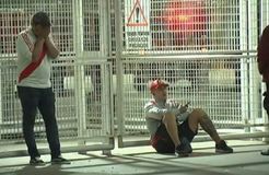 Συγκλονιστικές εικόνες των φίλων του οπαδού της Ρίβερ που σκοτώθηκε στο γήπεδο (pics)