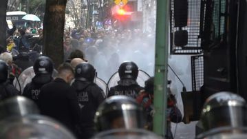 Σοκ στην Αργεντινή: Οπαδοί της Ρίβερ Πλέιτ πήραν όπλο από γυναίκα αστυνομικό και απείλησαν να τη σκοτώσουν (vid)