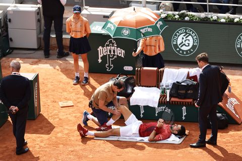 Αγωνία για την κατάσταση του Τζόκοβιτς στο Roland Garros - Υποβλήθηκε σε μαγνητική τομογραφία