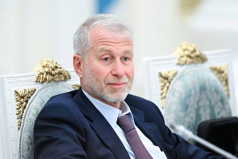 Η βρετανική κυβέρνηση απειλεί με αγωγή τον Ρόμαν Αμπράμοβιτς για την πώληση της Τσέλσι