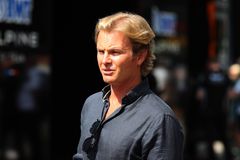 Ο Ρόσμπεργκ συμβουλεύει τον Νόρις να ζητήσει βοήθεια από ψυχολόγο