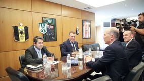 Αγγελόπουλοι: «Υπάρχει το φως και το σκοτάδι, ο Γιαννακόπουλος προάγει τη βία, ήρθε για να προκαλέσει» (vid)