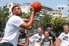 Έγινε ξανά παιδί ο Γιάννης: Πήγε στα Σεπόλια να παίξει μπάσκετ με νεαρούς θαυμαστές του