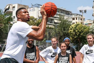 Έγινε ξανά παιδί ο Γιάννης: Πήγε στα Σεπόλια να παίξει μπάσκετ με νεαρούς θαυμαστές του