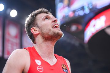 Αποθέωση για Βεζένκοφ από την Θύρα 7 για την επιστροφή του στον Ολυμπιακό και ανακοίνωση με... υπονοούμενα!