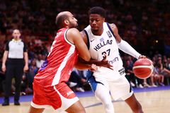 Στα αποδυτήρια ο Κώστας Αντετοκούνμπο με ενοχλήσεις στο αριστερό γόνατο - Τον ακολούθησαν Γιάννης και Θανάσης