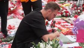 Ο Χέντερσον αποχαιρετά τον Ζότα: Απαρηγόρητος άφησε λουλούδια έξω από το Άνφιλντ (vid)