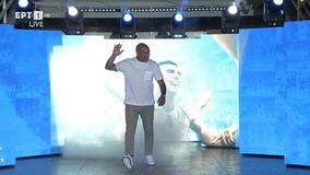 Η είσοδος του Νίκου Γκάλη στο παρκέ του ΟΑΚΑ εν μέσω αποθέωσης