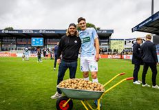 Τρελά σκηνικά στα γήπεδα σε Δανία και Λιθουανία με... πατάτες και βαλίτσες!