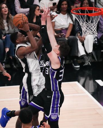 Ο Ντε'Ααρον Φοξ θα συνεχίσει στους Σαν Αντόνιο Σπέρς