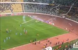 Χάος στη Βολιβία: Οπαδοί τραυμάτισαν παίκτη με βεγγαλικό! (vid)