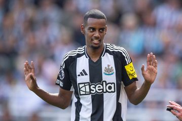 Ο Ίσακ επικρίθηκε από τον Χάου: «Δεν μπορεί να περιμένει ότι θα φέρεται άσχημα και θα προπονείται κανονικά»